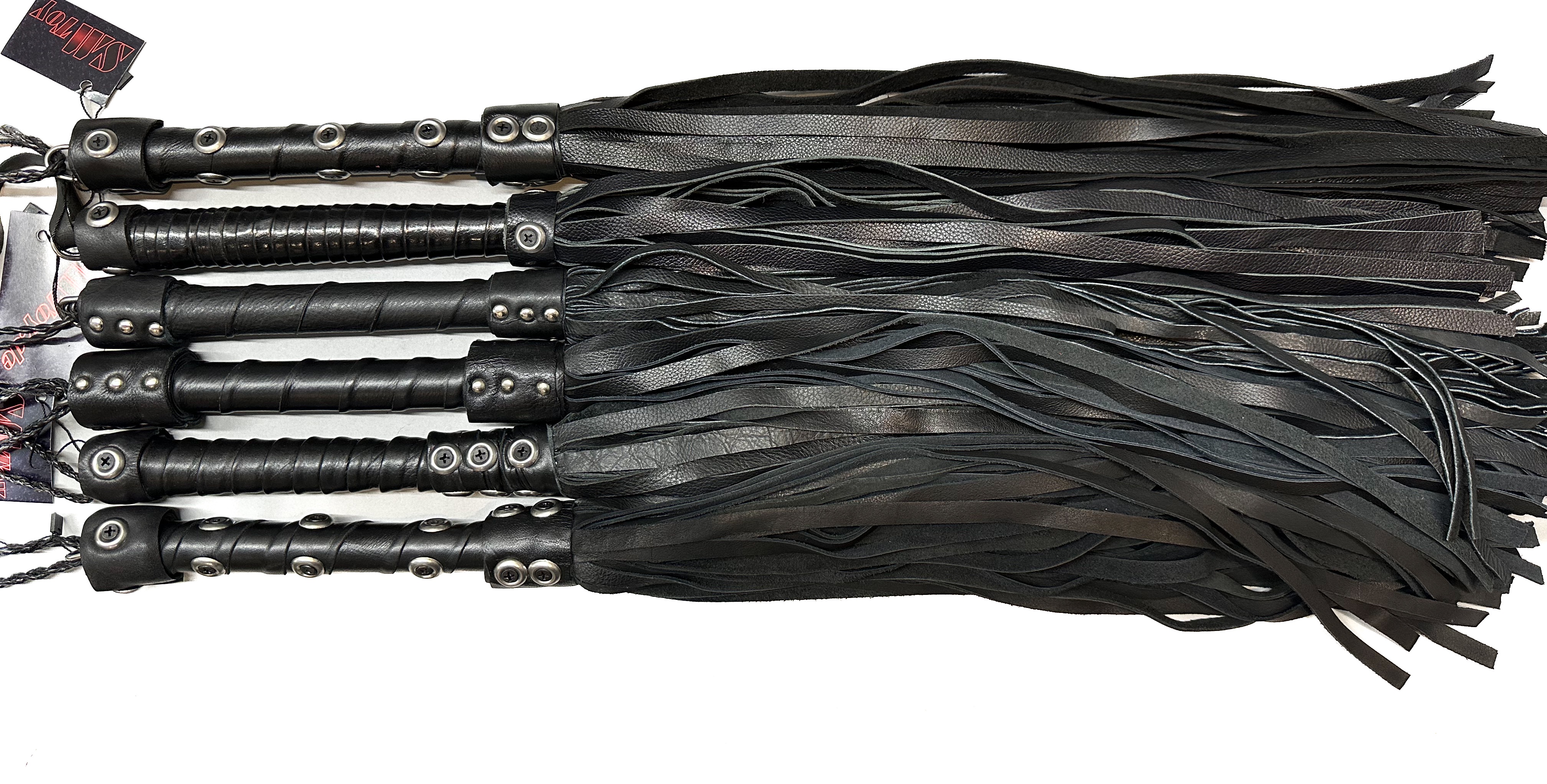 ZUFÄLLIGER Leder-Flogger in schwarz